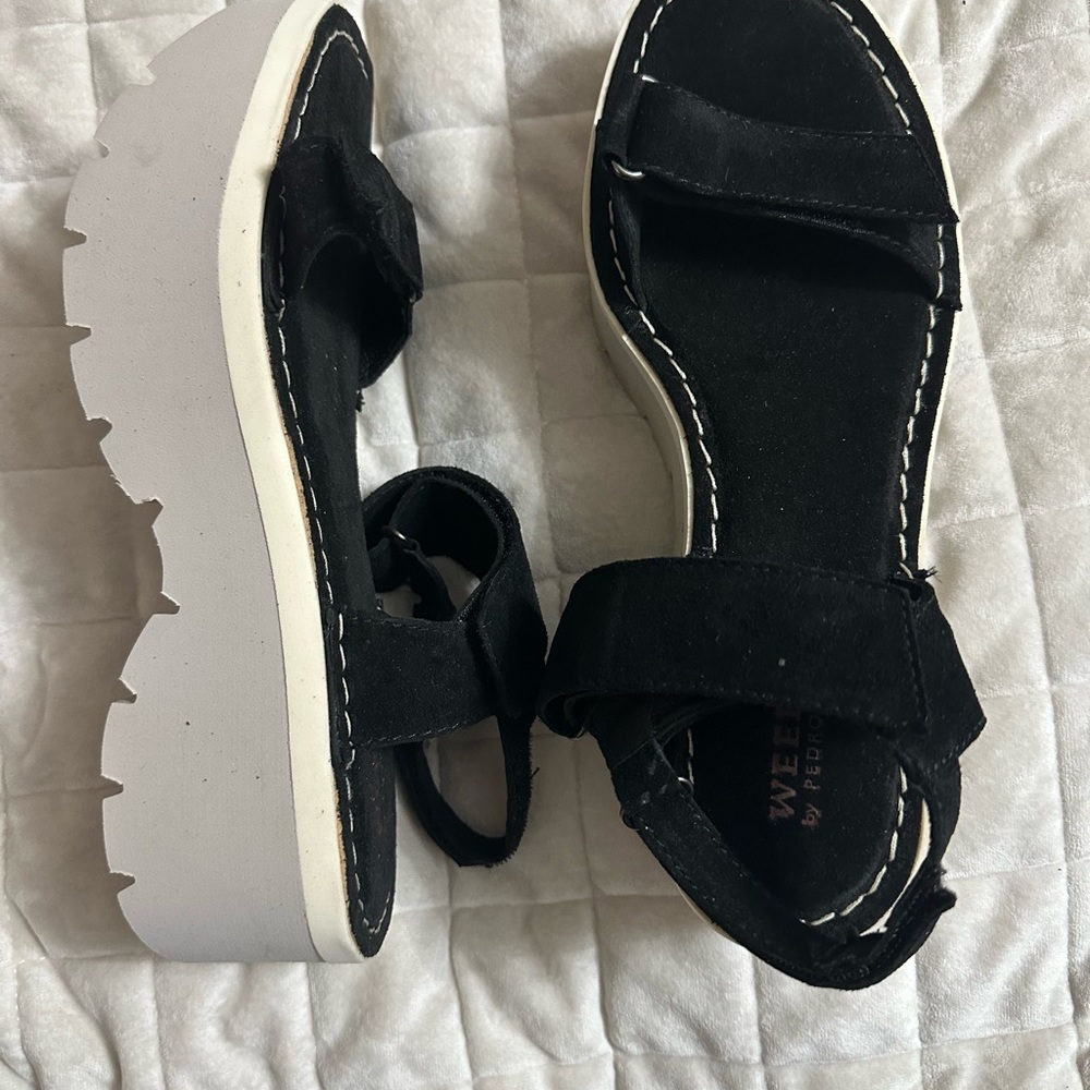 Weekend by Pedro Maralles black Velcro sandal. Size 40. Lightweight.